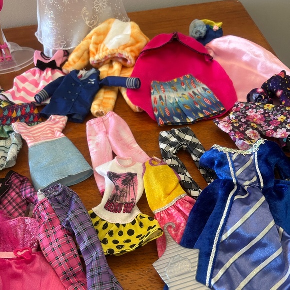 Barbie lot with clothes and accessories - Picture 4 of 9